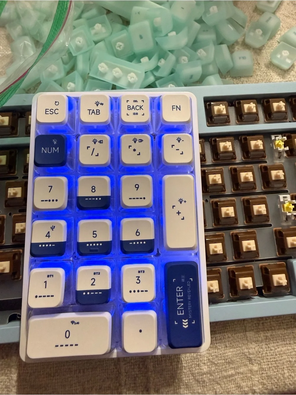 Leobog hi75 keyboard and k21 num pad